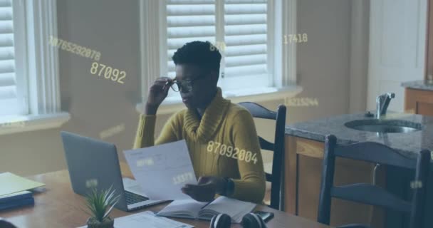 Animación Procesamiento Datos Con Números Sobre Empresaria Afroamericana Usando Laptop — Vídeos de Stock