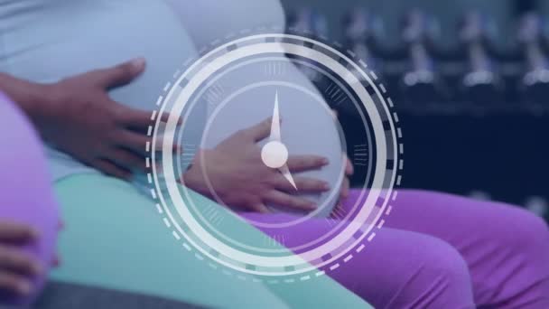 Snel Bewegende Klok Diverse Zwangere Vrouwen Sportschool Masseren Van Hun — Stockvideo