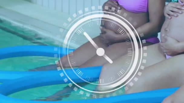 スイミングプールで足を練習する多様な妊婦を超える速い移動クロック セルフケア 平均余命 幸福はデジタル生成されたビデオ — ストック動画