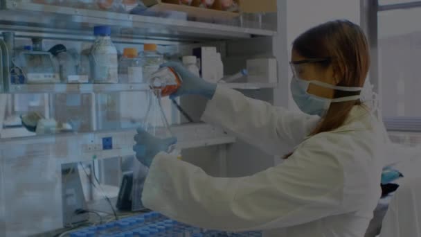 旋转Dna结构对实验室工作的高加索女科学家的影响 医学研究和科学技术概念 — 图库视频影像