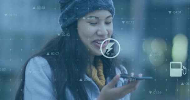 アイコンのアニメーションと数字の変更 スマートフォンのスピーカーで話す笑顔の女性 デジタルコンポジット 複数の露出 ビジネス アイデア 技術コンセプト — ストック動画
