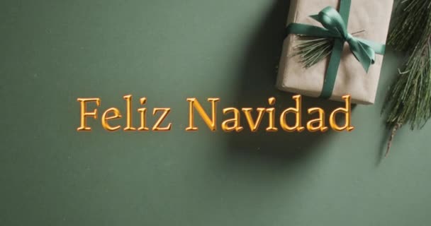 Feliz Navidad Text Orange Über Weihnachtsgeschenk Auf Grünem Hintergrund Weihnachten — Stockvideo