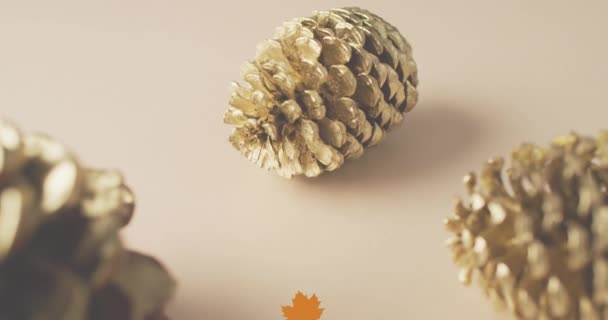 茶色の背景に秋の葉と松のコーンの上に幸せな感謝祭の日テキストのアニメーション 感謝祭 アメリカの伝統 お祝いのコンセプトデジタル生成ビデオ — ストック動画