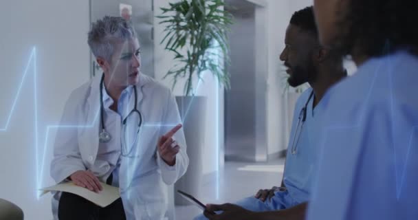 与医院医护人员讨论的高加索女医生心率监测器的动画制作 医疗技术概念 — 图库视频影像