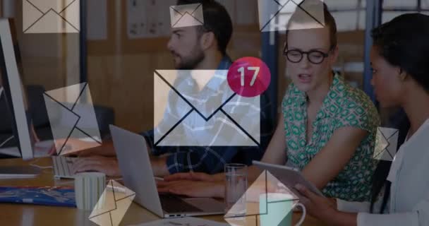 Posta Zarflarının Animasyonu Ofisteki Çeşitli Adamları Üzerinde Işlenen Veri Işlemlerini — Stok video