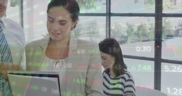 Muhtelif Kadınlarının Ofiste Tartıştığı Finansal Veri Işleme Animasyonu Küresel Ekonomi — Stok video