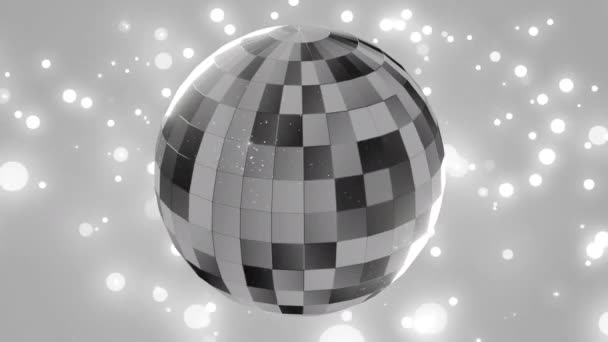 Ayna Disko Topunun Gri Arka Plandaki Işık Noktalarının Üzerinde Dönmesi — Stok video