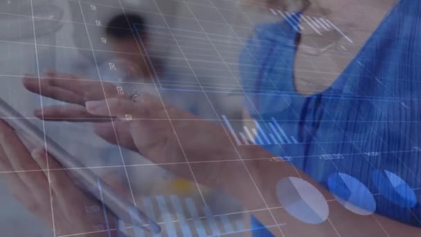 グラフのアニメーション 数字の変更 ロードサークル デジタルタブレットを使用した白人女性 デジタル複合 複数の露出 レポート ビジネス 技術コンセプト — ストック動画