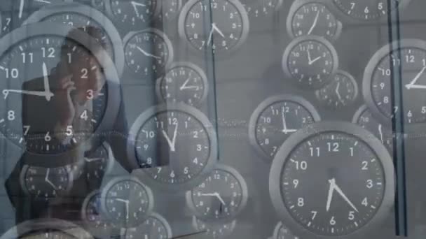 Animación Múltiples Relojes Tictac Contra Mujer Negocios Caucásica Hablando Teléfono — Vídeo de stock