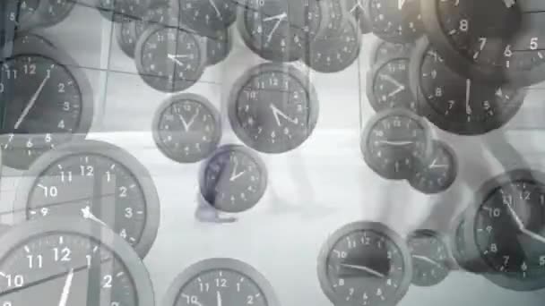 Animation Mehrerer Tickender Uhren Die Auf Geschäftsleute Fallen Die Büro — Stockvideo