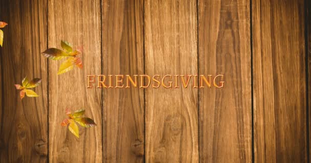 友谊的动画文字和秋天的叶子在木制背景上 感恩节 美国传统和庆祝概念数字生成的视频 — 图库视频影像