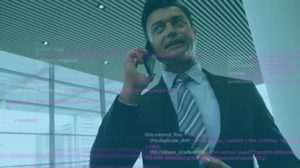 Animation Einer Bunten Computersprache Über Einen Kaukasischen Geschäftsmann Der Mit — Stockvideo