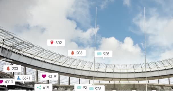 Animacja Ikon Mediów Społecznościowych Pływających Przed Stadionem Sportowym Błękitnym Niebem — Wideo stockowe