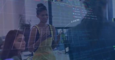 Ofisteki çeşitli insanlar üzerinde finansal veri işleme animasyonu. Küresel hesaplama, dijital arayüz ve veri işleme kavramı dijital olarak oluşturulmuş video.