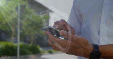 Beyaz adamın orta bölümündeki kalkandaki asma kilidin akıllı telefondan kaydırılması. Dijital bileşik, çoklu pozlama, koruma, güvenlik, soyut ve teknoloji kavramı.