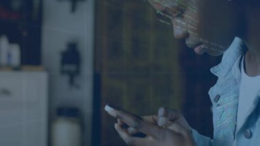 Akıllı telefon kullanan Afro-Amerikan kadınlarının istatistiksel ve borsa veri işleme animasyonları. Küresel ekonomi ve iş veri teknolojisi kavramı