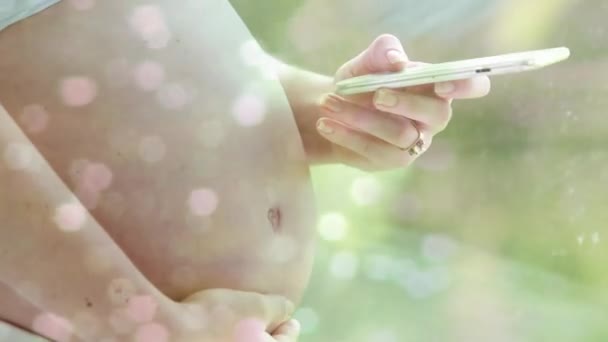 Bokeh Lichte Vlekken Het Midden Van Zwangere Blanke Vrouw Met — Stockvideo