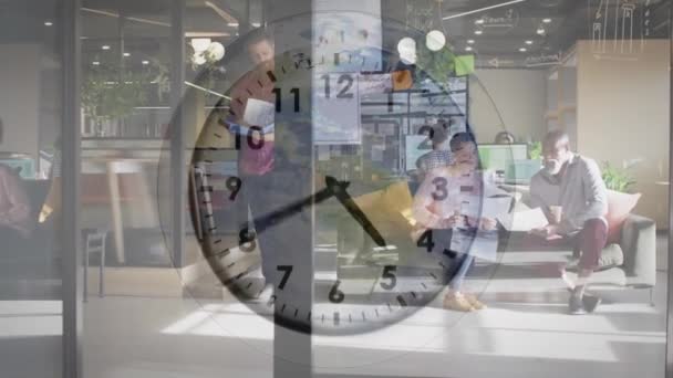 Animación Tictac Reloj Contra Vista Diversas Personas Que Trabajan Oficina — Vídeos de Stock