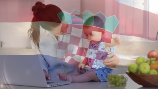Σύνθετο Βίντεο Την Κυματιστή Σημαία Της Κροατίας Εναντίον Καυκάσιας Μητέρας — Αρχείο Βίντεο