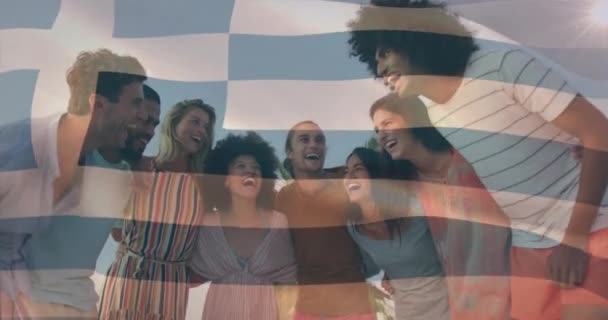 Animacja Flagi Greckiej Niski Kąt Widzenia Różnych Śmiejących Się Przyjaciół — Wideo stockowe