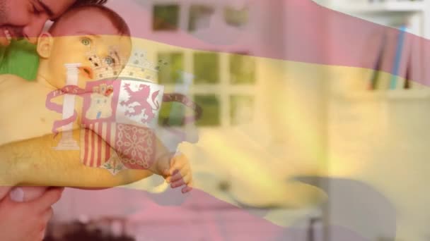 집에서 자신의 아기를 포용하는 코카서스 아버지에 스페인 깃발을 비디오 애국주의와 — 비디오