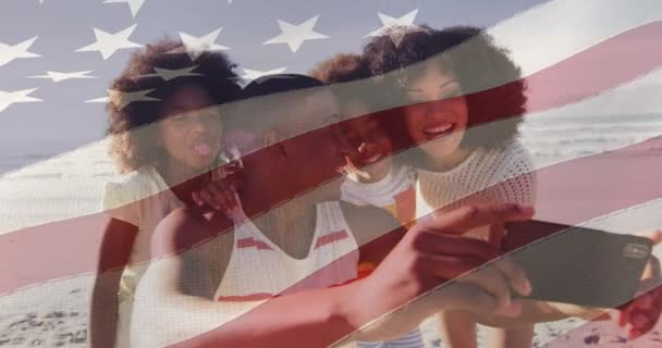 在非洲裔美国人夫妇 儿子和女儿度假时自拍美国国旗的动画 美国的爱国主义 夏季和多样性概念数码视频 — 图库视频影像