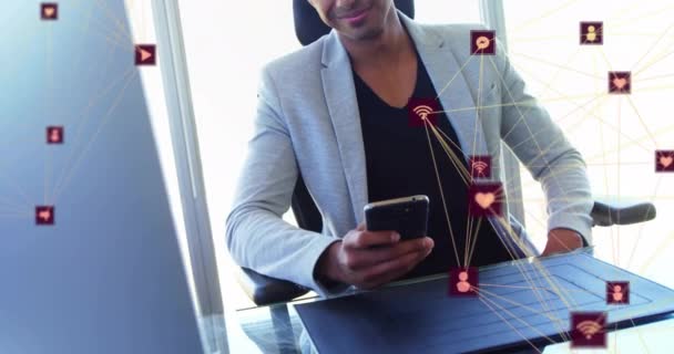 コネクテッドアイコンのアニメーションは 椅子の上に座って オフィスで携帯電話を使用する上にグローバル化します デジタル複合 複数の露出 コミュニケーション グローバル化 テクノロジーコンセプト — ストック動画