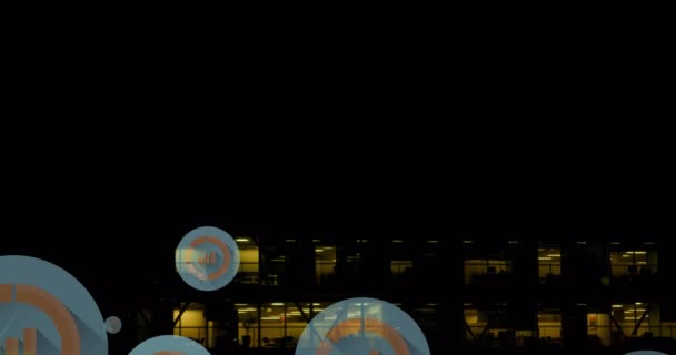 夜空に対する近代的な建物の空中ビュー上の複数のグラフアイコンのアニメーション デジタル複合 複数の露出 レポート ビジネス アーキテクチャ テクノロジーコンセプト — ストック動画