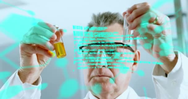 検査室で実験を行っている白人男性科学者の医療データ処理のアニメーション 医学研究 科学技術コンセプト — ストック動画