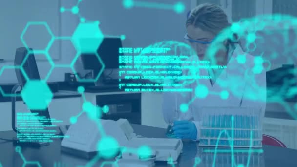 针对在实验室工作的高加索女科学家的医学数据处理动画 医学研究和科学技术概念 — 图库视频影像