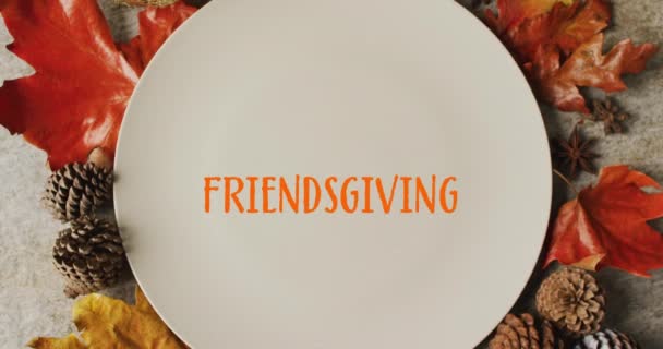 在餐具上渲染友谊的文字 在灰色背景上渲染秋天的叶子 感恩节 美国传统和庆祝概念数字生成的视频 — 图库视频影像
