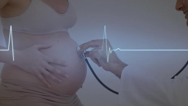 Kadın Hastanın Karnında Steteskop Kullanan Beyaz Bir Erkek Doktorun Kalp — Stok video