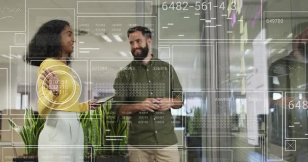 オフィスの多様なビジネスマンに対する財務データ処理のアニメーション グローバルビジネス コンピューティング データ処理コンセプトデジタル生成ビデオ — ストック動画
