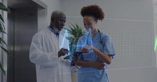 アフリカ系アメリカ人男性医師 女性医療従事者に対する心拍数モニターのアニメーション 医療技術コンセプト — ストック動画