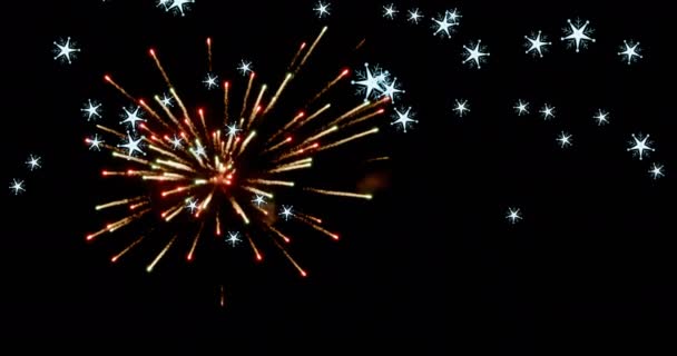 花火のアニメーションが爆発し メリークリスマスと新年のテキストバナーの上に降る雪片 クリスマスのお祭りと新年のお祝いのコンセプト — ストック動画