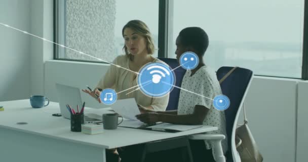 オフィスのラップトップに関するレポートを議論する多様な女性同僚のコネクテッドアイコンのアニメーション デジタル複合 複数の露出 コミュニケーション プランニング チームワーク テクノロジーコンセプト — ストック動画