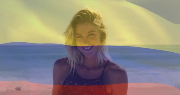 Kumsalda Denize Karşı Duran Gülümseyen Beyaz Kadının Üzerinde Kolombiya Bayrağı — Stok video