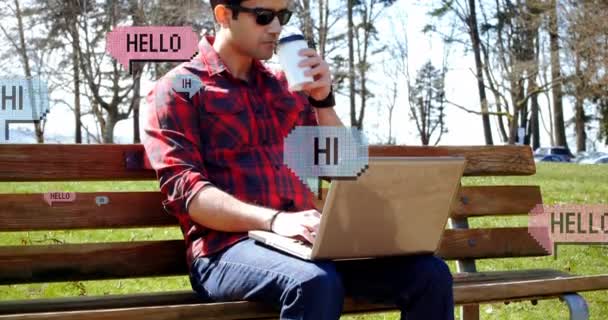 Animace Hello Textů Řečových Bublinách Běloch Pracující Venku Laptopu Digitální — Stock video