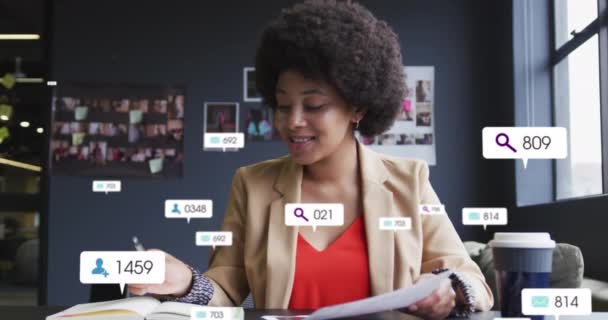 Animación Procesamiento Datos Redes Sociales Sobre Empresaria Birracial Videollamada Conexiones — Vídeos de Stock
