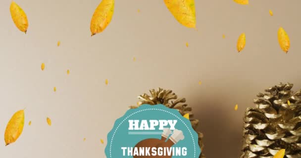 秋の葉と緑の背景の松のコーンの上に幸せな感謝祭の日テキストのアニメーション 感謝祭 アメリカの伝統 お祝いのコンセプトデジタル生成ビデオ — ストック動画