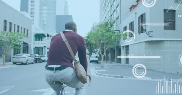 Анімація Графіків Завантажувальних Смуг Кіл Над Афроамериканським Чоловіком Їздить Велосипеді — стокове відео