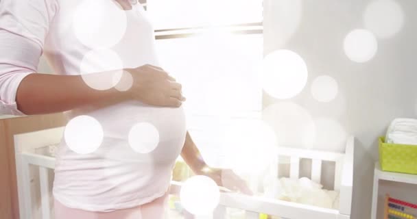 Bokeh Lichte Vlekken Het Midden Van Zwangere Biraciale Vrouw Wrijven — Stockvideo