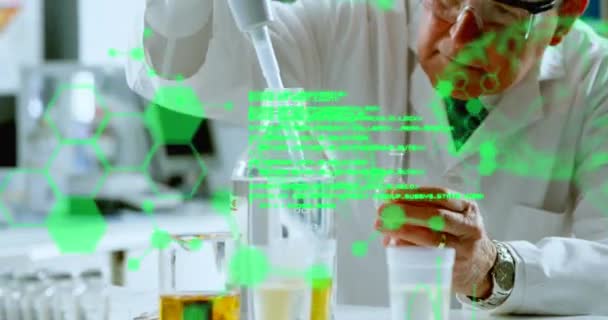 Animering Medicinska Data Bearbetning Kaukasisk Manlig Forskare Utför Experiment Laboratorium — Stockvideo