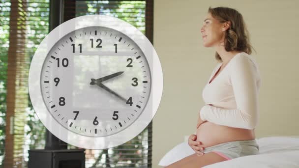 快速移动的时钟飞越快乐怀孕的高加索女人 微笑着 紧紧抓住肚子 自我照顾 母性和福祉 — 图库视频影像