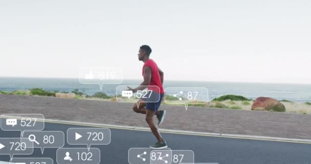 Animacja Wielu Pasków Powiadomień Nad Afrykańskim Amerykańskim Sportowcem Biegającym Autostradzie — Wideo stockowe