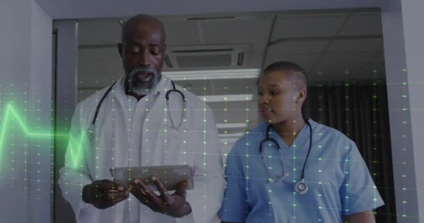 对在医院讨论的各种男医生和女医生进行心率监测 医疗技术概念 — 图库视频影像