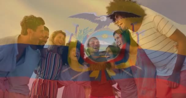 在海滩上 在笑容可亲的朋友们形成的人脉关系之上挥动着厄瓜多尔国旗的动画 数字合成 多重暴露 政府和爱国主义概念 — 图库视频影像