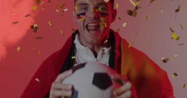 用德国国旗在欢呼声的高加索男足球迷的脸上涂上了金冠的动画 竞争和体育 — 图库视频影像