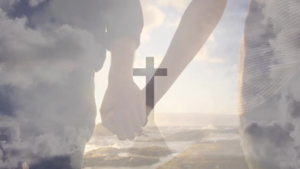 さまざまなカップルが手を握り ビーチを歩いている間の山上の十字架のアニメーション デジタル複合 複数の露出 十字架 トグルネスコンセプト — ストック動画