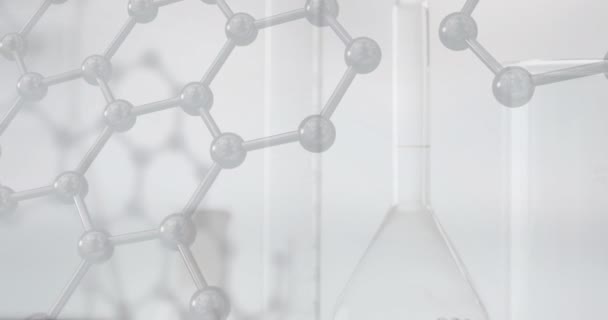 Animering Kemiska Strukturer Över Laboratorierätter Vit Bakgrund Vetenskap Forskning Och — Stockvideo
